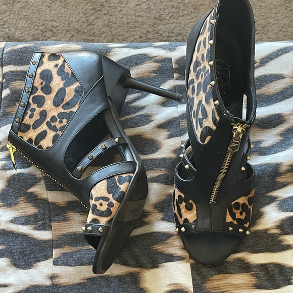 Fergie Footwear leather leopard heels